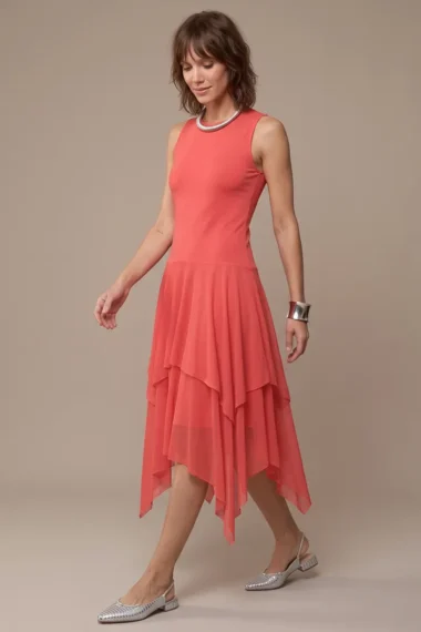 Vestido de tule decote redondo e corte assimétrico /536LAR