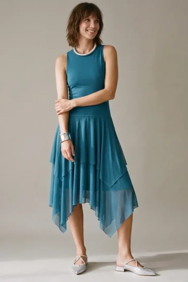 Vestido de tule decote redondo e corte assimétrico /536PET